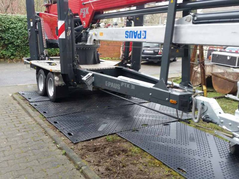 Kunststoff Fahrplatten als Bodenschutz für den Anhängerkran einer Zimmerei