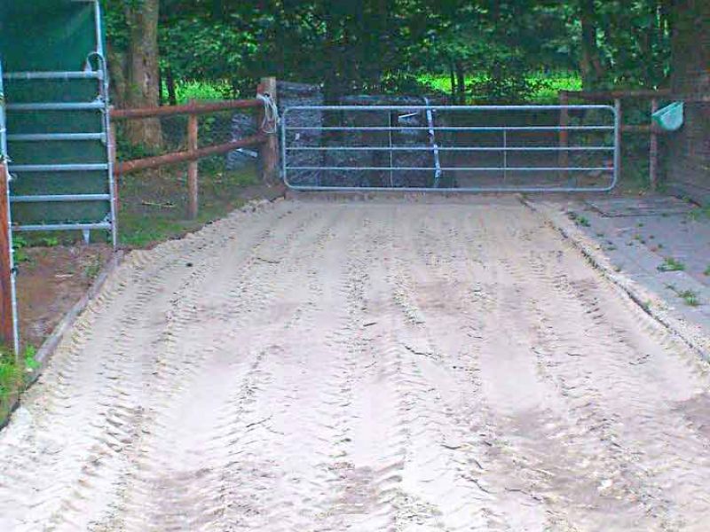 Verlegung des Bodengitter BG30 ohne Unterbau für ein Pferde Paddock / Offenstall