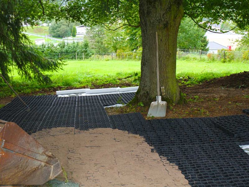Befestigung des Bodens rund um den Futterplatz für Pferde mit dem Bodengitter BG50
