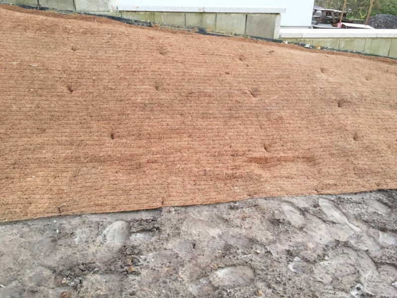 Leichtes Gefälle stabilisieren und vor Erosion schützen mit der Böschungsmatte Kokos BMK350