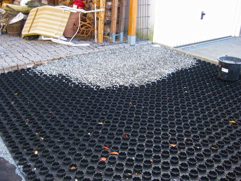Umgestaltung einer Rasenfläche in eine befestigte und befahrbare Hof- und Gartenzufahrt mit der Kiesmatte KM30