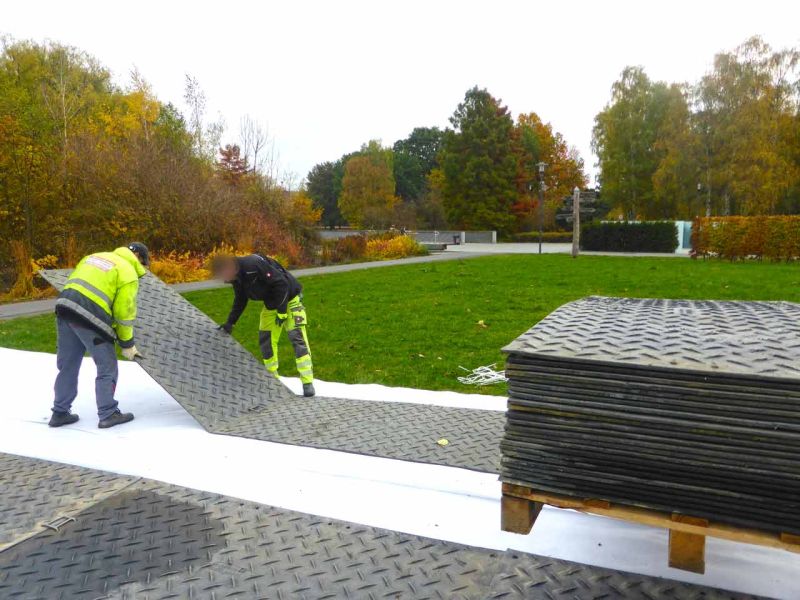 Fahrplatten als mobile Baustraße im Rohrleitungsbau in Giessen