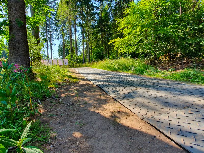 Securatek zeigt wie es geht - s:tek 48 · Hochleistungs-Bodenschutzplatte als Gehweg für eine Veranstaltung in einem Waldgebiet