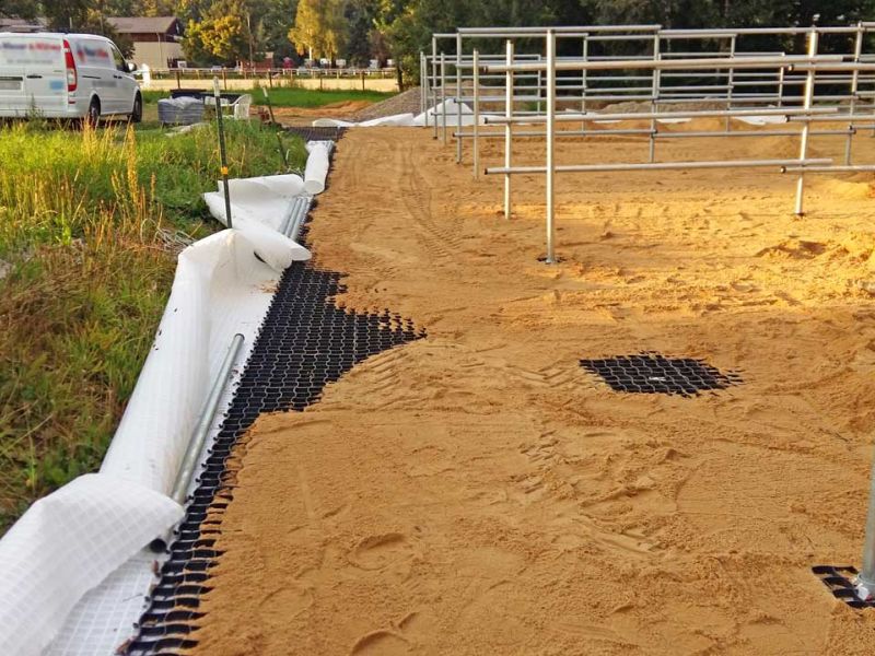 Bodengitter BG50 zur trittfesten Bodenstabilisierung im Reitplatzbau