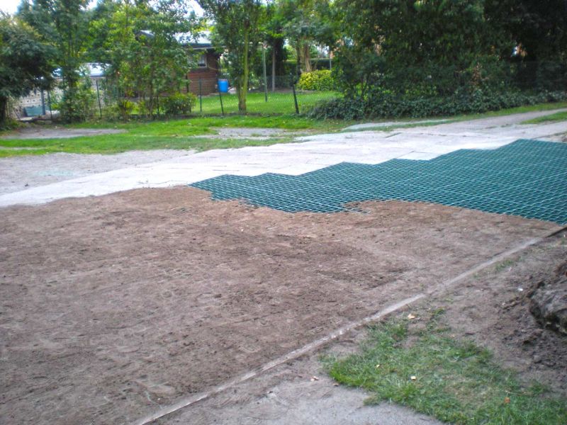 Neugestaltung eines begrünten Mieterparkplatz mit dem Bodengitter BG50