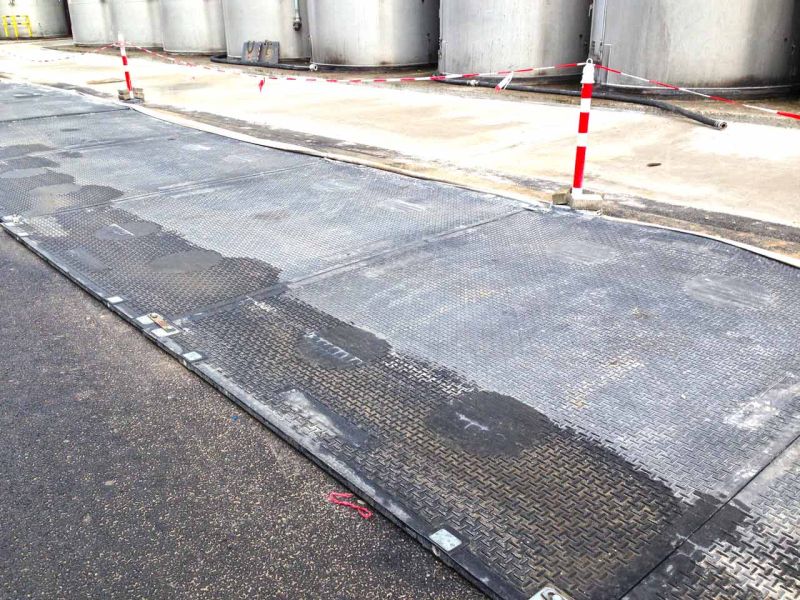 Mobile Fahrstraße zum Schutz einer neuen asphaltierten Fahrfläche