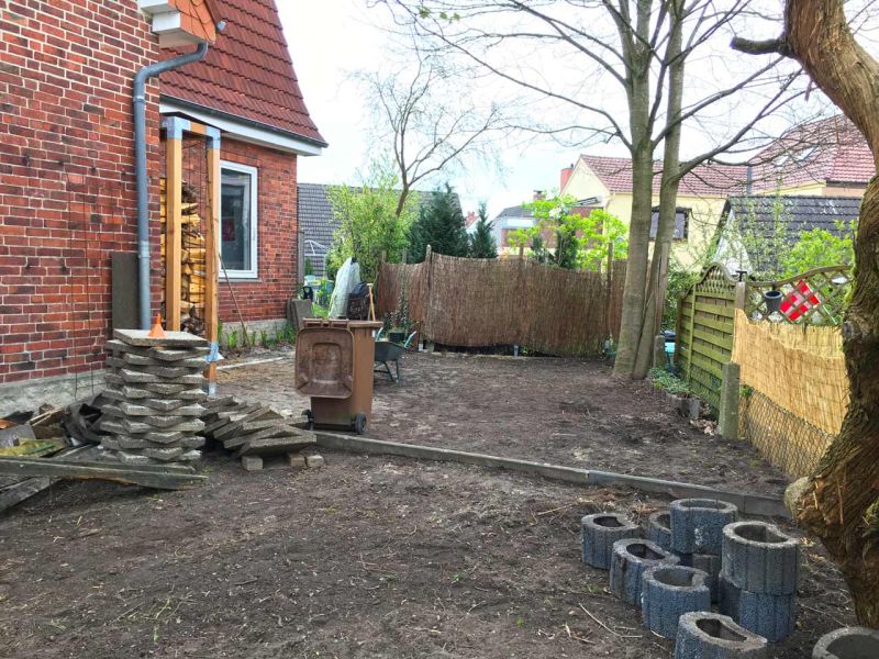 Schön gestalteter Steingarten mit einer Kiesfläche als Terrasse