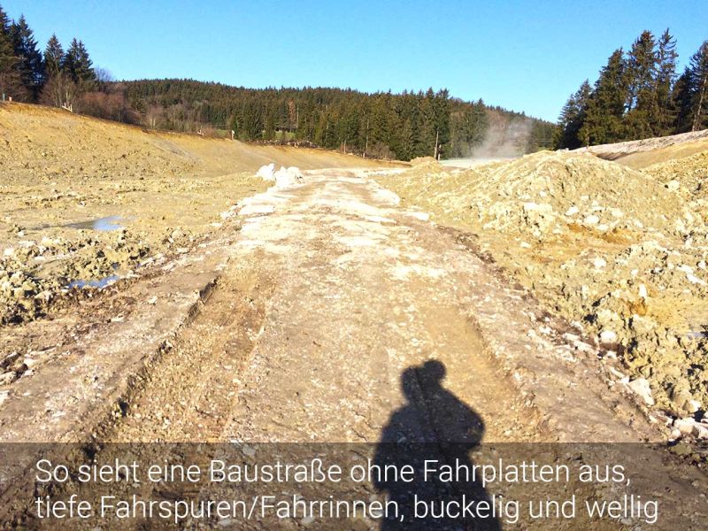 Mobile Baustrasse als Zufahrtslösung für LKW und Bagger im Straßenbau und Verkehrswegebau