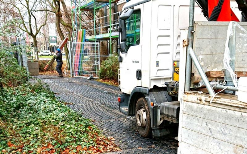 Fahrplatten als Baustellenzufahrt zur Errichtung eines Fassadengerüst. Gerüstbau in Langenfeld, Düsseldorf.
