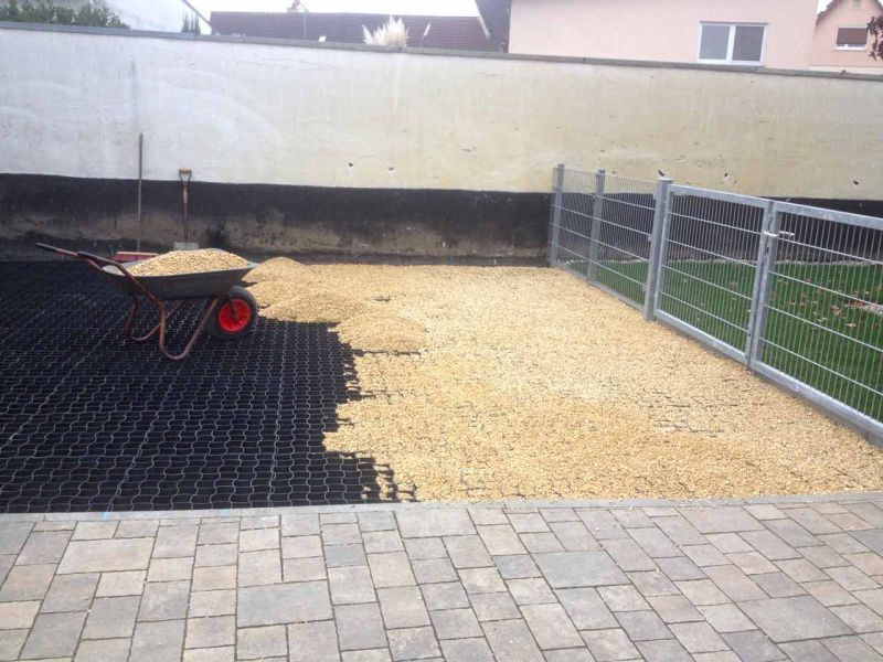 Befestigung einer Kiesfläche als Stellplatz für Auto und Anhänger mit dem Bodengitter BG50