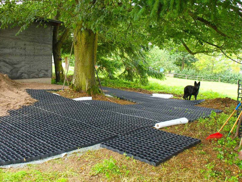Befestigung des Bodens rund um den Futterplatz für Pferde mit dem Bodengitter BG50