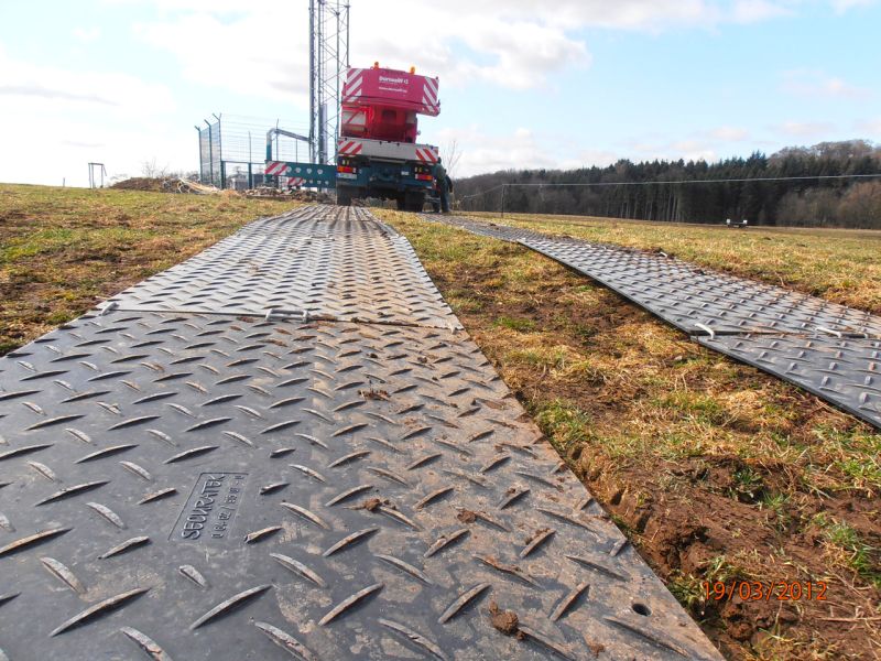 40t Mobilkran sicher auf temporärer Baustraße und Stellfläche aus Bodenschutzplatten für Hubarbeiten.