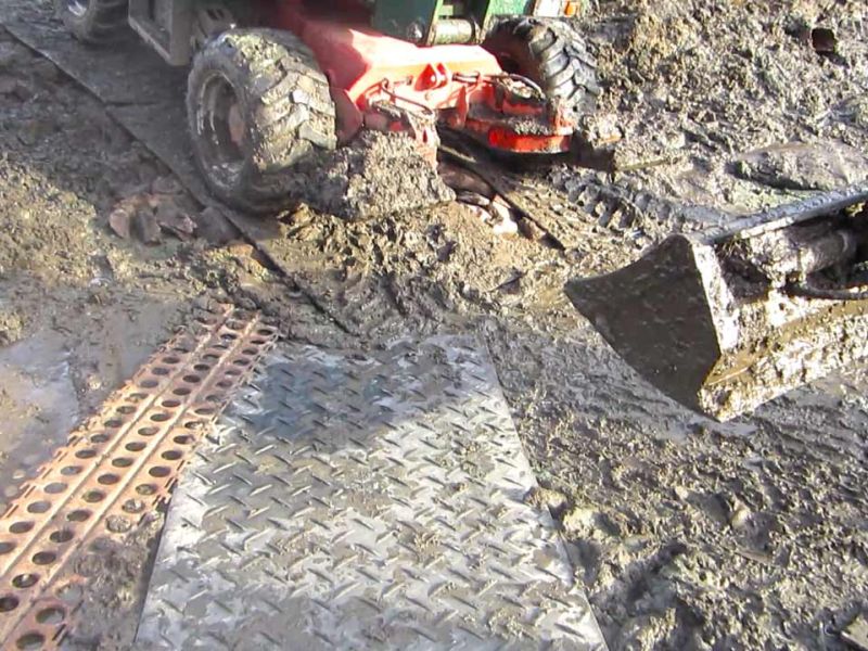 Fahrplatten als Hilfe zur Teichentschlammung