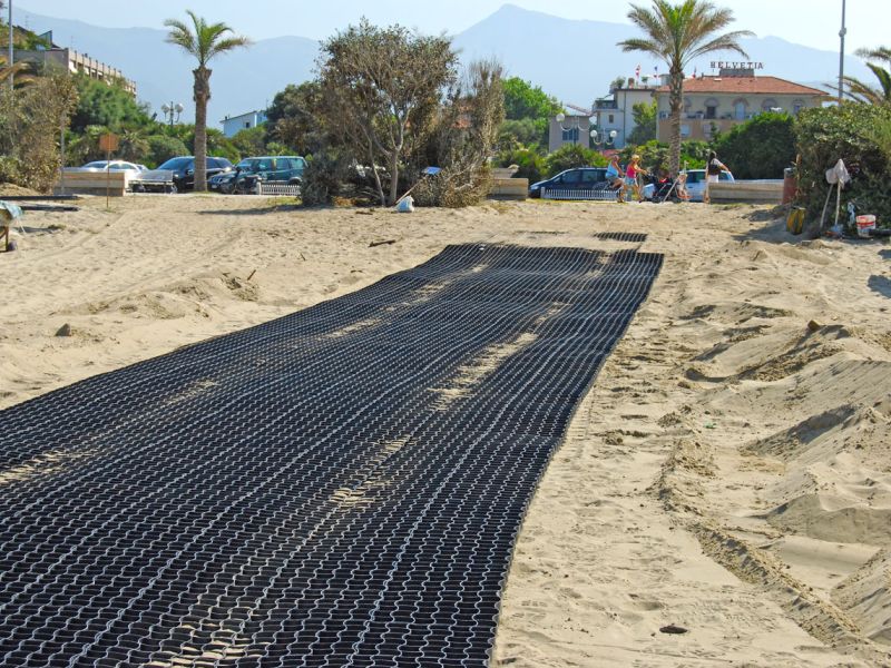 Bodengitter BG50 zur Herstellung eines befestigten Weg für Fahrzeuge und Anhänger auf Sand