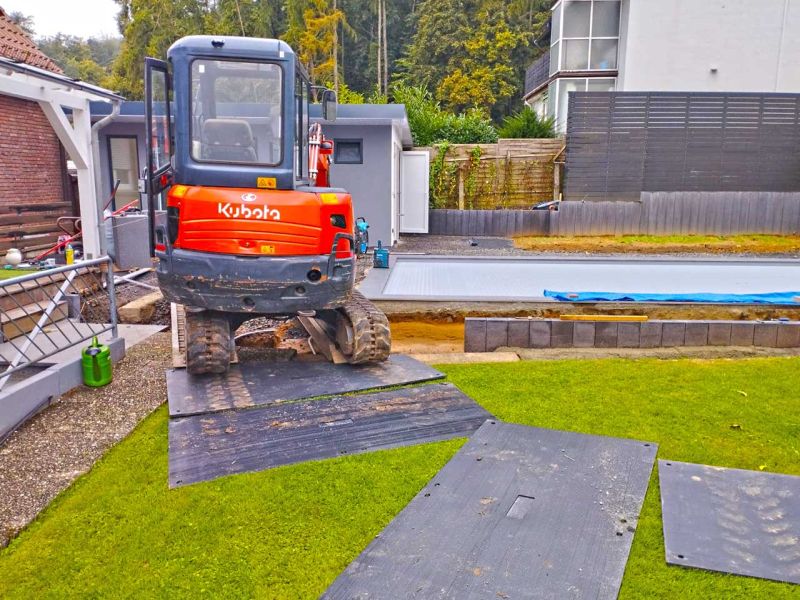 Das typische Galabau Duell, Bagger gegen Rasen, wer gewinnt? Fahrplatten von Securatek!