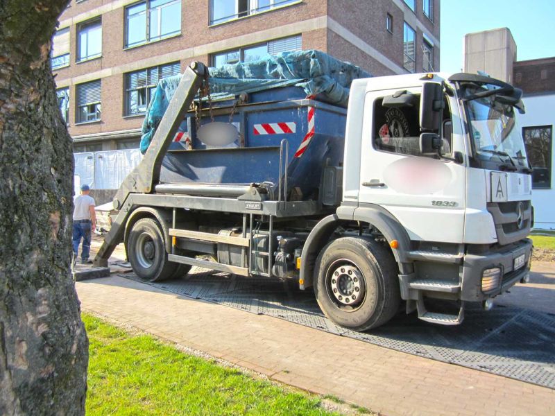Fahrplatten als Pflasterschutz für eine temporäre LKW-Zufahrt