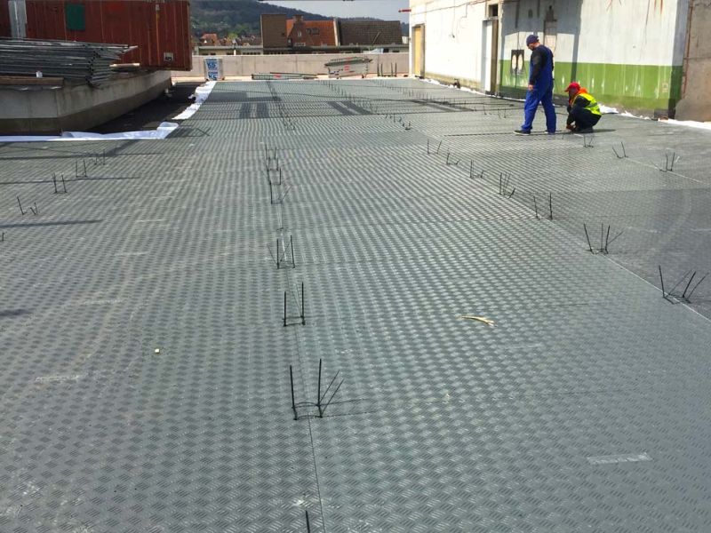 e:tek Fahrplatten aus Kunststoff zum Schutz des Boden und Parkhausboden eines im Neubau befindlichen Einkaufscenter (Shoppingmall / Arkade) in Bielefeld.