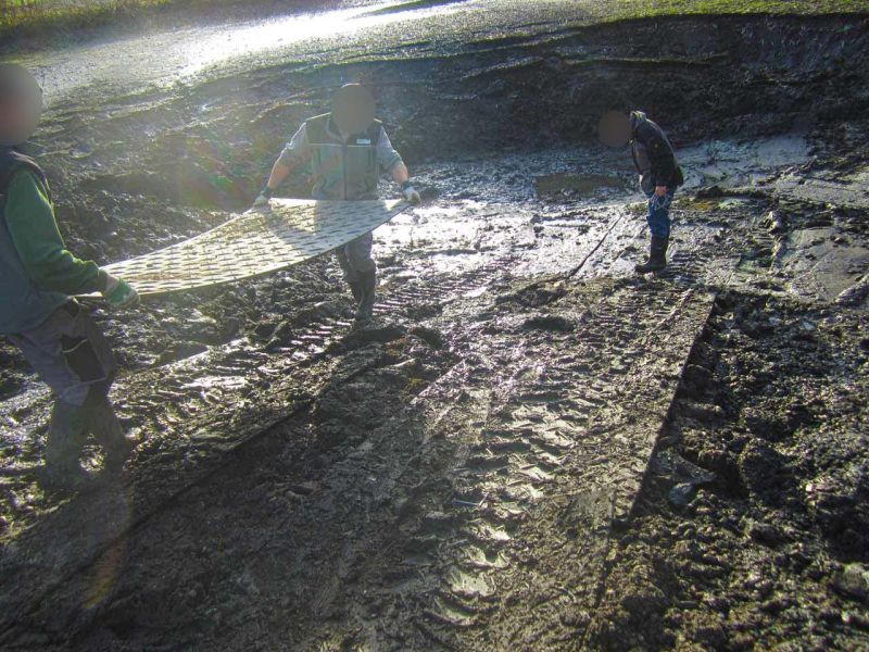 Fahrplatten als Hilfe zur Teichentschlammung