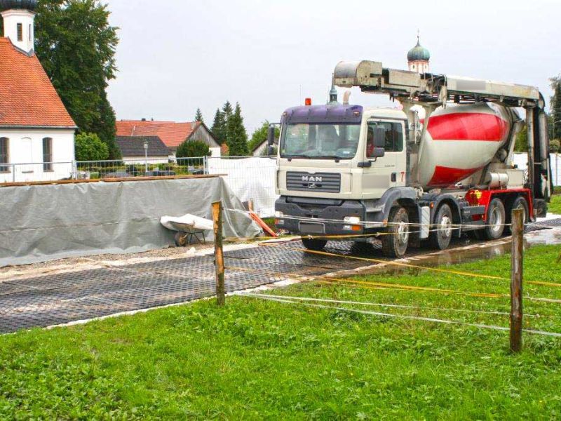Mobile Baustraße zum Schutz eines Rasen für einen Betonmischer und Betonpumpe