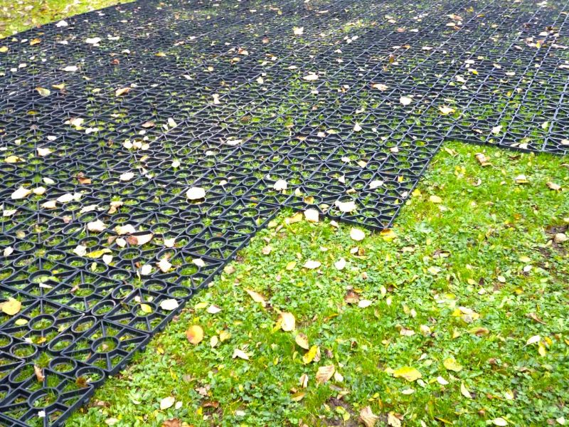 Direktverlegung des Rasengitter RG24 ohne Unterbau auf den bestehenden Rasen