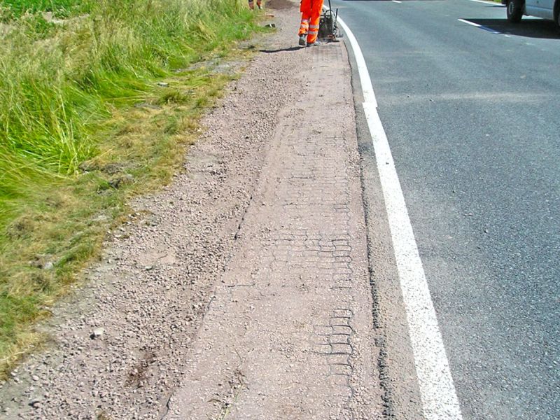 Befestigung eines Seitenstreifens einer Straße mit dem Bodengitter BG50