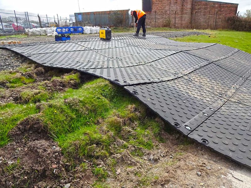 Mit Fahrplatten wird eine unebene Böschung befahrbar gemacht für Baufahrzeuge