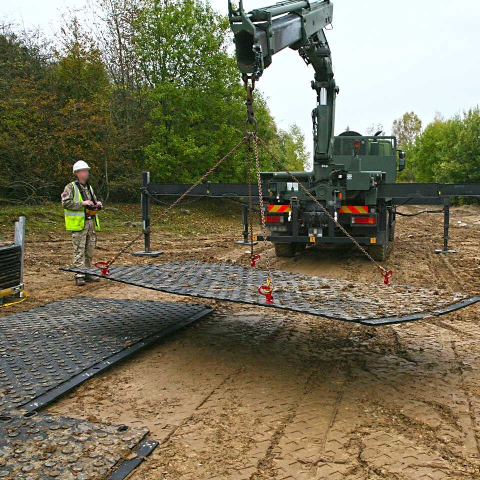 MaxiTrack · 1800 x 900 mm · 40 kg leicht · bis zu 130 t belastbar · Overlapping-Verbund-System · Beidseitig Profiliert · Einsetzbar als Mobile Baustrasse, Fahrstrasse & Plattform