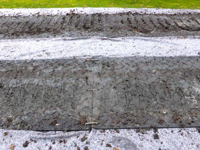 Mobile Baustraße als Bodenschutz bei Kettenfahrzeugen