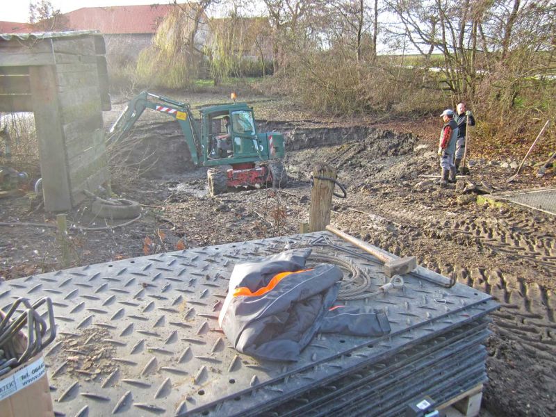 Fahrplatten als Hilfe zur Teichentschlammung