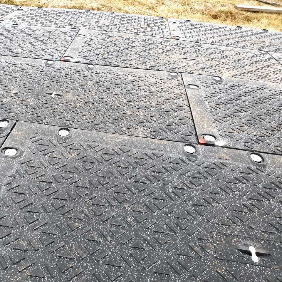 MaxiTrack · 1800 x 900 mm · 40 kg leicht · bis zu 130 t belastbar · Overlapping-Verbund-System · Beidseitig Profiliert · Einsetzbar als Mobile Baustrasse, Fahrstrasse & Plattform