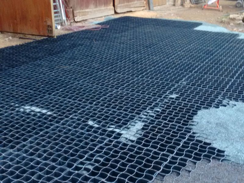 Bodenstabilisierung und Bodenbefestigung eines Hof mit dem Bodengitter BG50