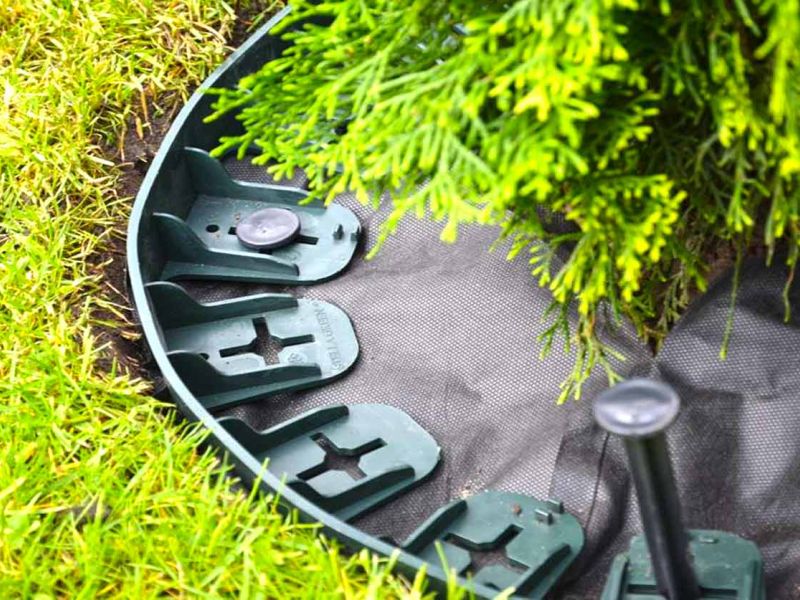 Randeinfassung aus Kunststoff als Rasenkante bzw. Beetkante für Pflanzflächen