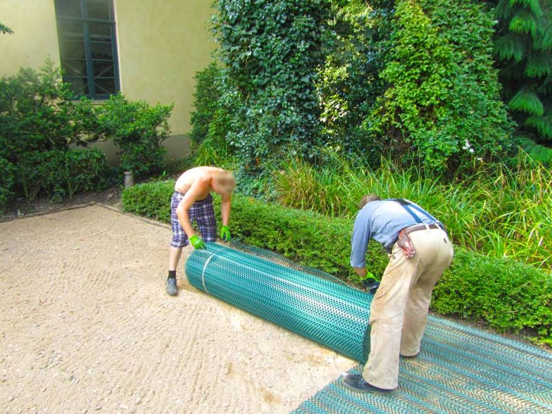 Rasennetz zur Rasenverstärkung eines Rasenparkplatz aus Rollrasen