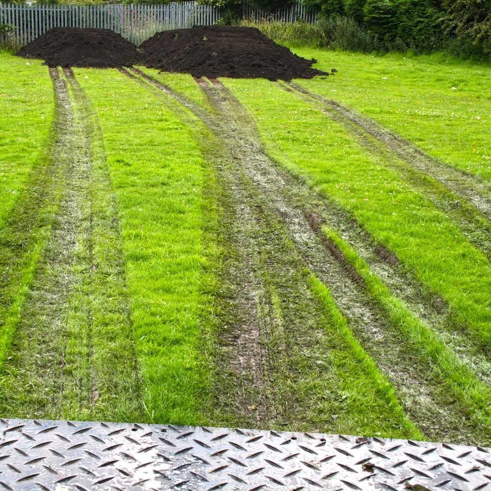 s:tek Hochleistungs-Bodenschutzplatten schützen den Rasen vor Fahrspuren und Beschädigungen. (Vergleichsbild)
