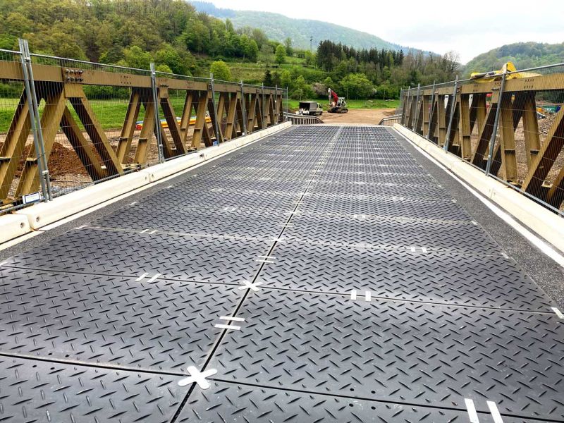 Schutzbelag für eine temporäre / mobile THW Brücke im Ahrtal mit Fahrplatten von Securatek