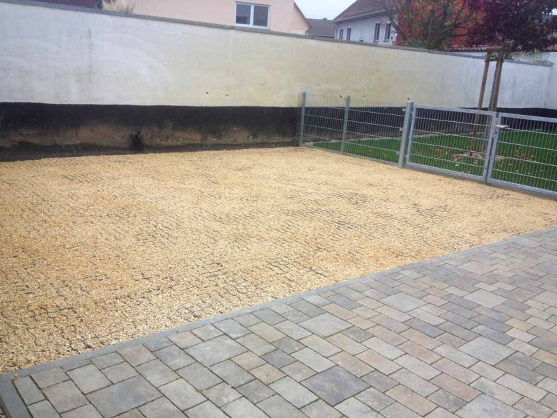 Befestigung einer Kiesfläche als Stellplatz für Auto und Anhänger mit dem Bodengitter BG50