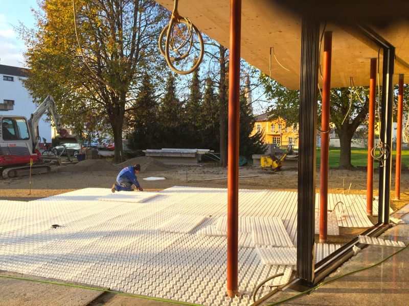 Dekorative und funktionale Umgestaltung des befahrbaren Vorplatz einer Fahrschule mit dem Kiesgitter KG30