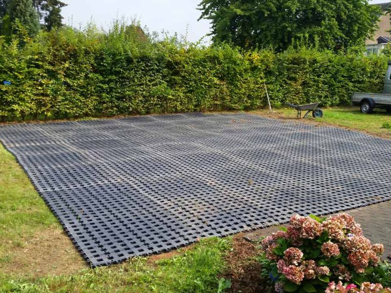 Parkplatzrasen mit dem Rasengitterstein RGS35 aus Kunststoff statt Schotterrasen