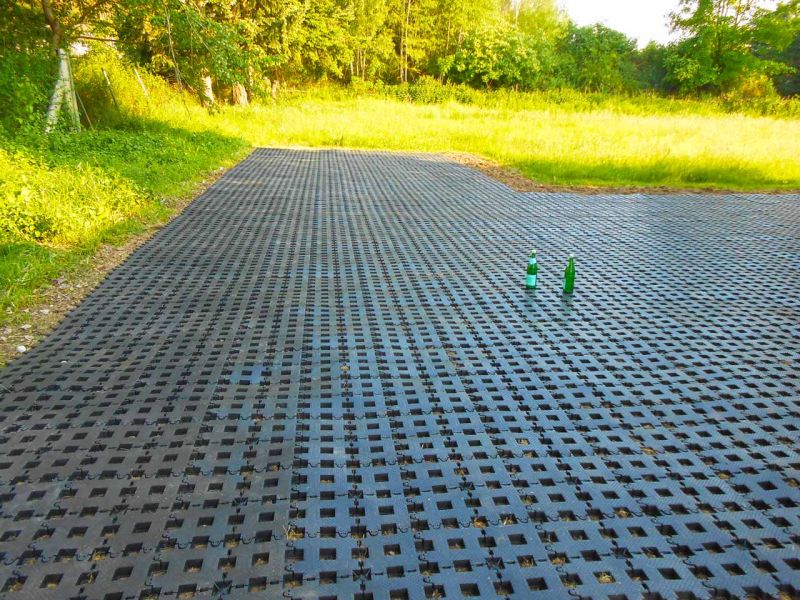 Befestigung einer Rasenfläche als Stellplatz für PKW-Anhänger mit dem Rasengitterstein RGS35