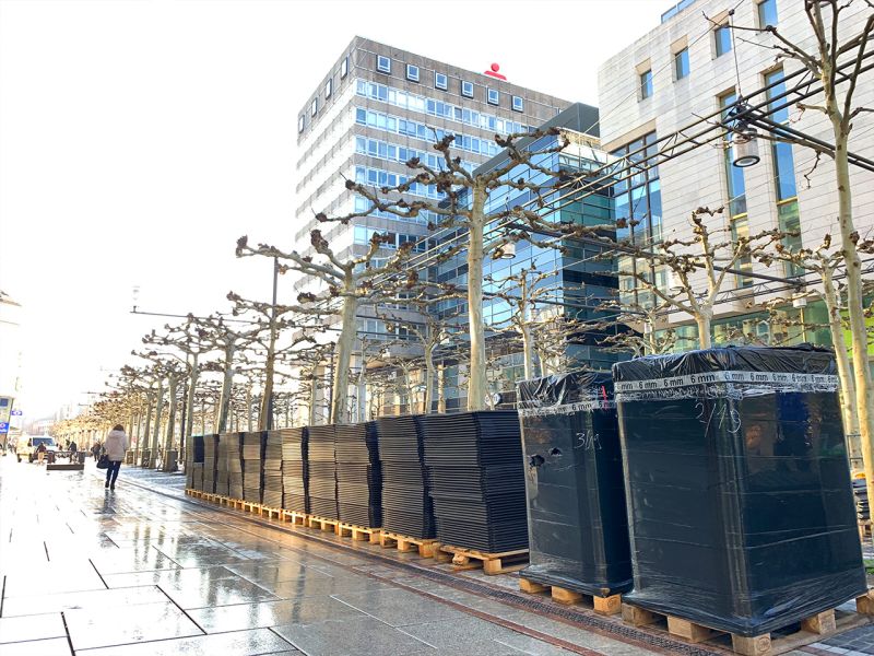 x:tek46 auf Paletten gestapelt auf einer Baustelle in Frankfurt