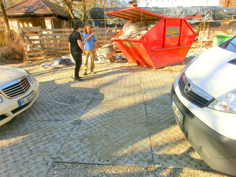 Arbeitsplattform aus Bodenschutzplatten zur Restauration einer Villa in Pullach