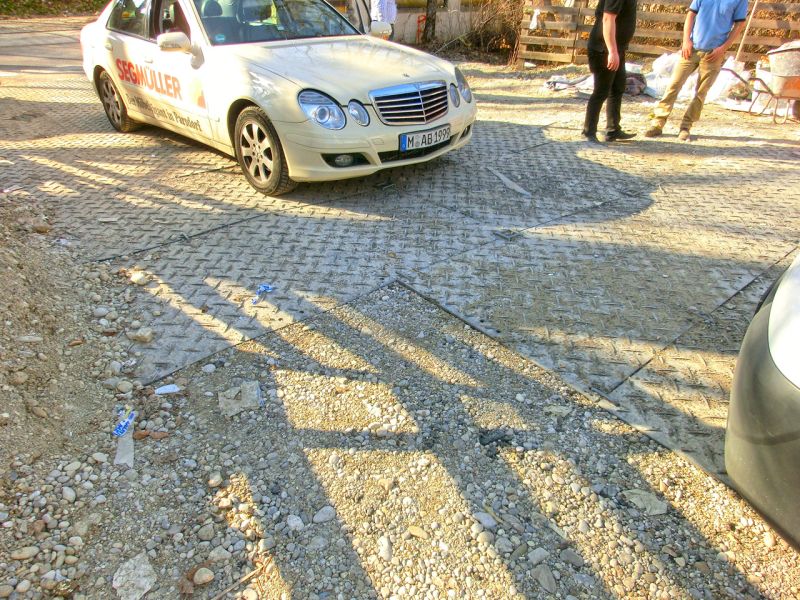 Arbeitsplattform aus Bodenschutzplatten zur Restauration einer Villa in Pullach