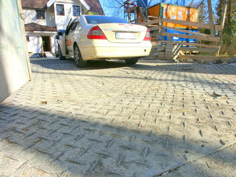 Arbeitsplattform aus Bodenschutzplatten zur Restauration einer Villa in Pullach