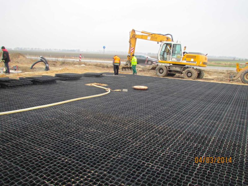 Verlegung des Bodengitter BG50 aus Kunststoff zur Bodenstabilisierung für ein Trogbauwerk