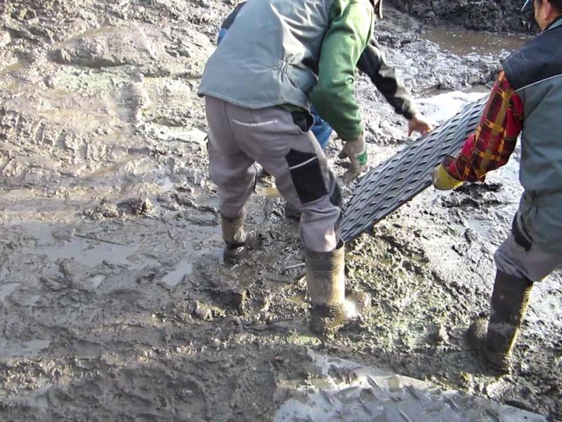 Fahrplatten als Hilfe zur Teichentschlammung