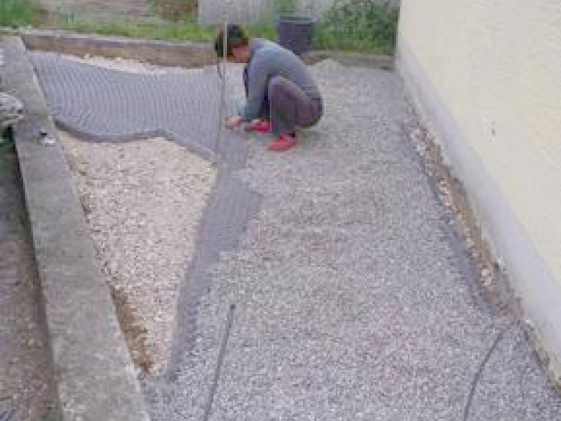 Umgestaltung einer Rasenfläche zum befestigten Kies Parkplatz mit der Kieswabe KW50