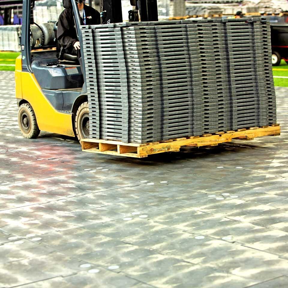 OmniDeck ist ein ultra robustes, schnell zu verlegendes Flächenschutz-System zur vollflächigen Bodenabdeckung für Events, Veranstaltungen und innerstädtischen Baustellen.