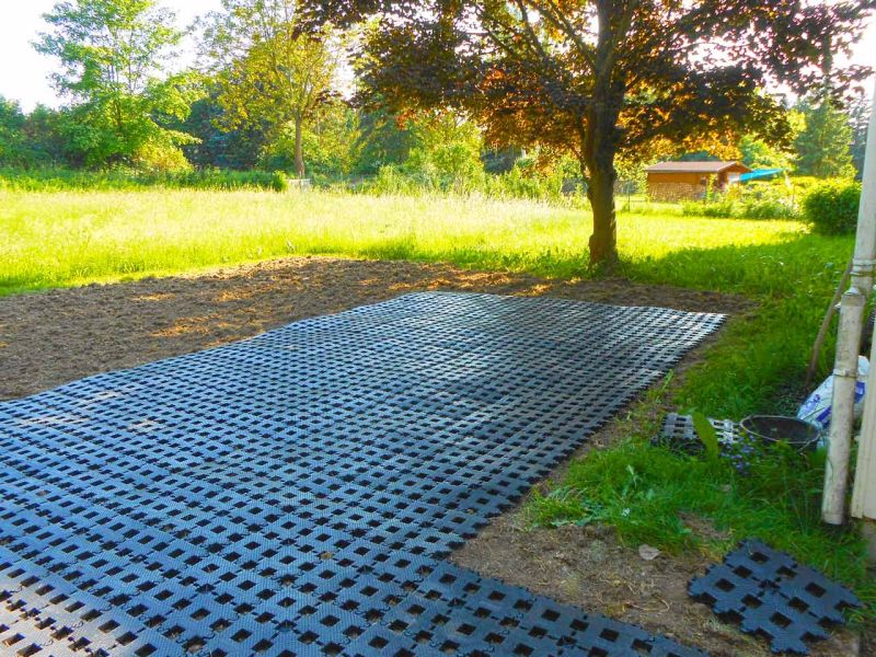 Befestigung einer Rasenfläche als Stellplatz für PKW-Anhänger mit dem Rasengitterstein RGS35