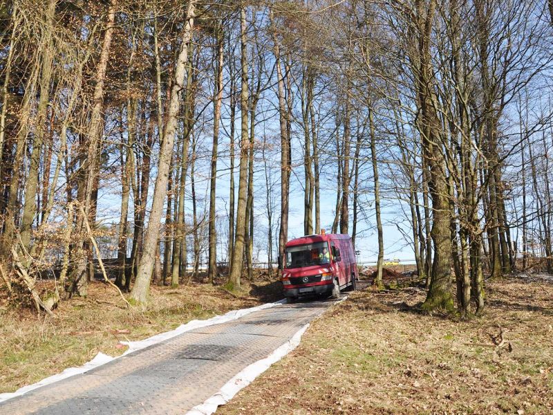 Mobile Baustraße Telekom-Baustelle Esselbach im Steigerwald mit der s:tek 48 Bodenschutzplatte