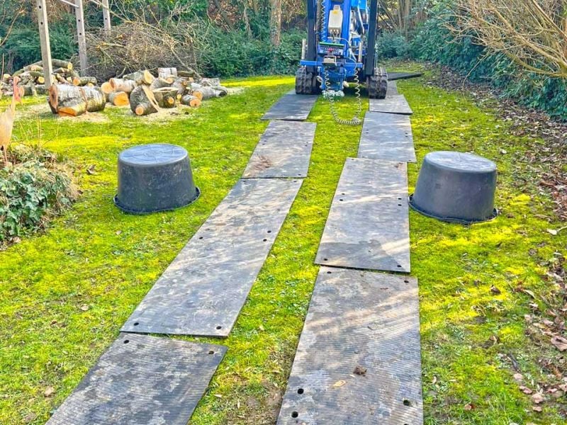v:tek TRACK · Schmale Profi Fahrplatten mit beidseitiger Profilierung. Sehr Leicht im Handling, schnell & einfach als Fahrspur zu Verlegen.